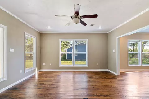 Living - 223 Mitchell St, Conway, AR 72034 photo 1 of 4