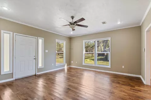 Living - 223 Mitchell St, Conway, AR 72034 photo 2 of 4