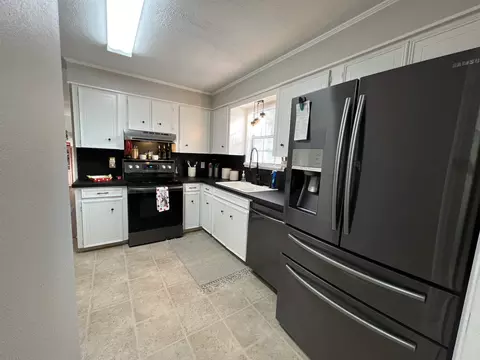 Kitchen - 2003 N Fox Trl, Benton, AR 72019 photo 2 of 4