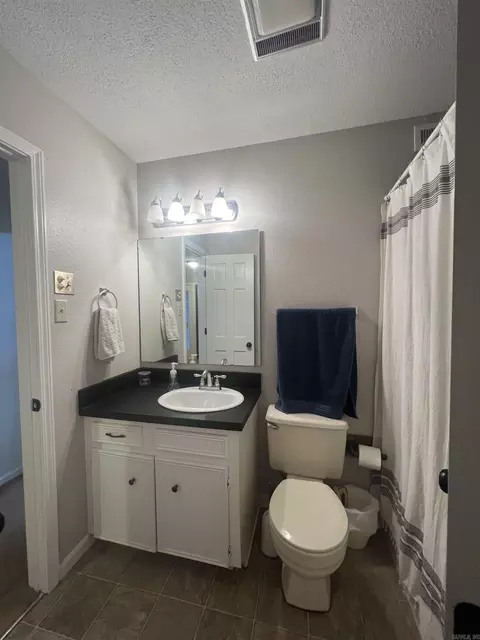 Bath - 2003 N Fox Trl, Benton, AR 72019 photo 1 of 4
