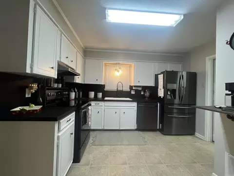 Kitchen - 2003 N Fox Trl, Benton, AR 72019 photo 3 of 4
