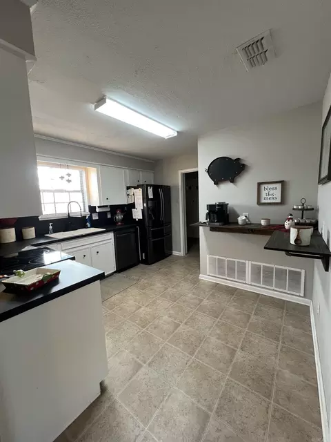 Kitchen - 2003 N Fox Trl, Benton, AR 72019 photo 1 of 4