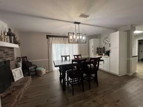 Dining - 2003 N Fox Trl, Benton, AR 72019 photo 3 of 3