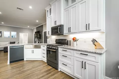 Kitchen - 1560 Cypress Point St, Cabot, AR 72023 photo 2 of 3