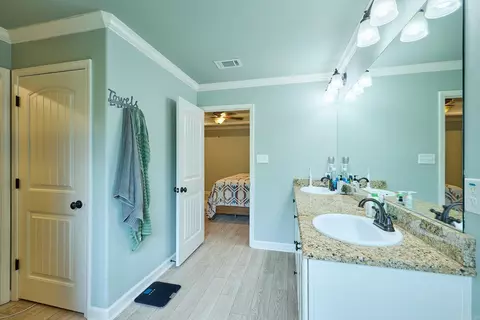 Bath - 2301 Hickory Dr, Bryant, AR 72019 photo 2 of 7
