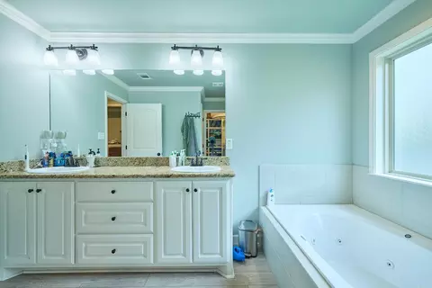 Bath - 2301 Hickory Dr, Bryant, AR 72019 photo 4 of 7