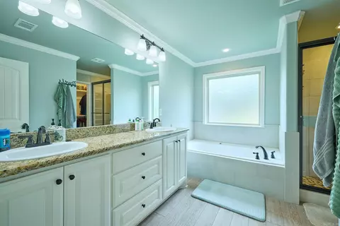 Bath - 2301 Hickory Dr, Bryant, AR 72019 photo 1 of 7