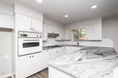 Kitchen - 6724 Bailey Cutoff, Benton, AR 72019 photo 4 of 6