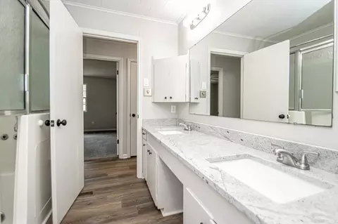 Bath - 6724 Bailey Cutoff, Benton, AR 72019 photo 3 of 4