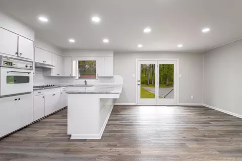 Kitchen - 6724 Bailey Cutoff, Benton, AR 72019 photo 3 of 6