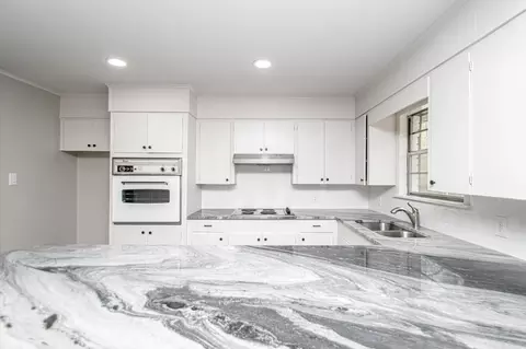Kitchen - 6724 Bailey Cutoff, Benton, AR 72019 photo 6 of 6