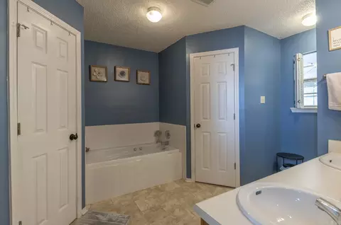Bath - 911 Allyson Ave, Bryant, AR 72022 photo 1 of 4
