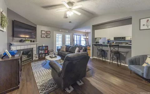Living - 911 Allyson Ave, Bryant, AR 72022 photo 2 of 5