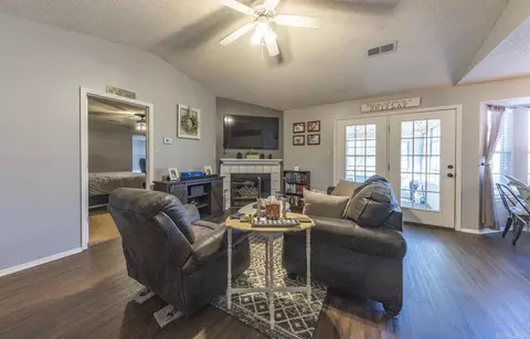 Living - 911 Allyson Ave, Bryant, AR 72022 photo 3 of 5