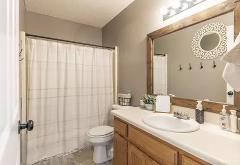 Bath - 911 Allyson Ave, Bryant, AR 72022 photo 4 of 4