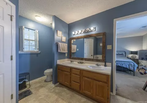 Bath - 911 Allyson Ave, Bryant, AR 72022 photo 2 of 4
