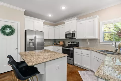 Kitchen - 1400 Graybeard Dr, Conway, AR 72034 photo 4 of 7