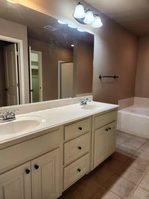 Bath - 3206 Hidden Medows Dr, Benton, AR 72015 photo 6 of 9