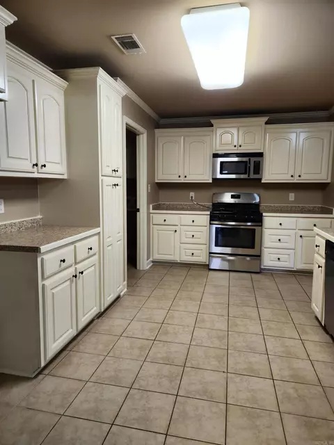 Kitchen - 3206 Hidden Medows Dr, Benton, AR 72015 photo 2 of 7