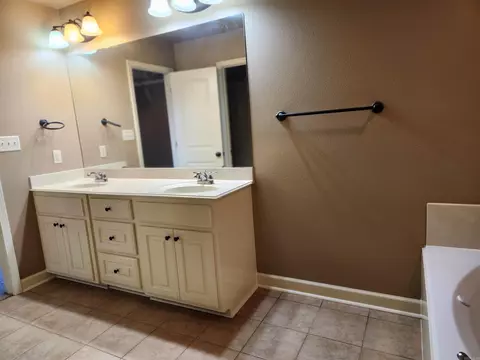 Bath - 3206 Hidden Medows Dr, Benton, AR 72015 photo 7 of 9