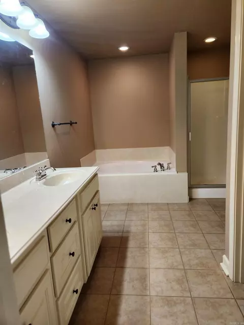 Bath - 3206 Hidden Medows Dr, Benton, AR 72015 photo 5 of 9