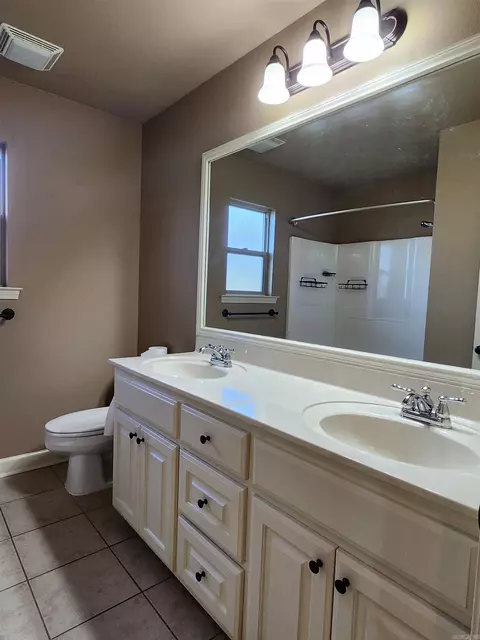 Bath - 3206 Hidden Medows Dr, Benton, AR 72015 photo 1 of 9