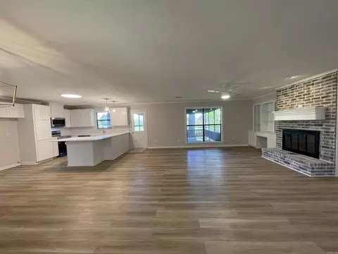 Living - 3605 Bear Cv, Benton, AR 72015 photo 2 of 8
