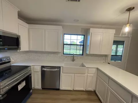 Kitchen - 3605 Bear Cv, Benton, AR 72015 photo 4 of 5