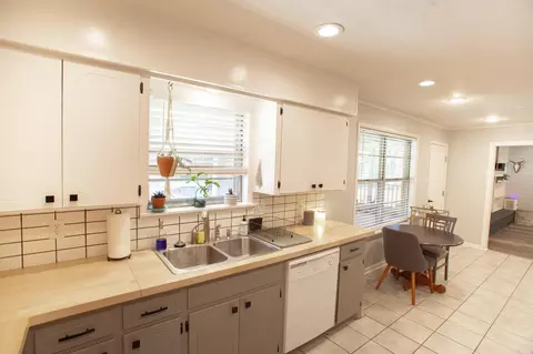 Kitchen - 4 W Post Oak Dr, Conway, AR 72034 photo 5 of 5
