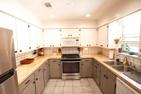 Kitchen - 4 W Post Oak Dr, Conway, AR 72034 photo 4 of 5
