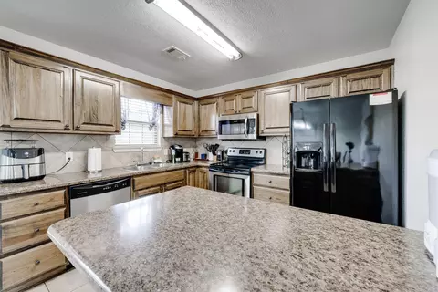 Kitchen - 21 Eaglebrook Dr, Conway, AR 72032 photo 2 of 4