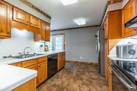 Kitchen - 213 E Lea Cir, Bryant, AR 72022 photo 4 of 4