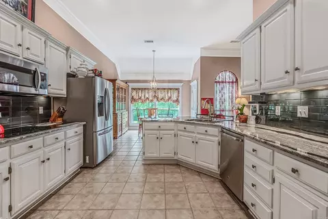 Kitchen - 1425 River Pointe Ct, Benton, AR 72015 photo 4 of 4