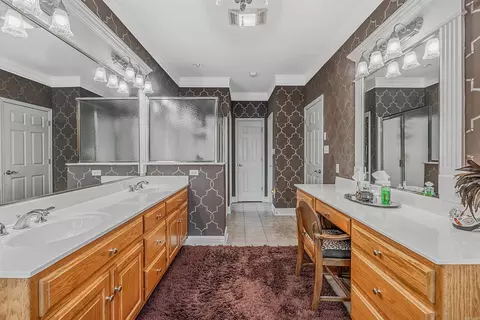 Bath - 1425 River Pointe Ct, Benton, AR 72015 photo 2 of 5