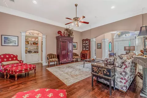 Living - 1425 River Pointe Ct, Benton, AR 72015 photo 2 of 5