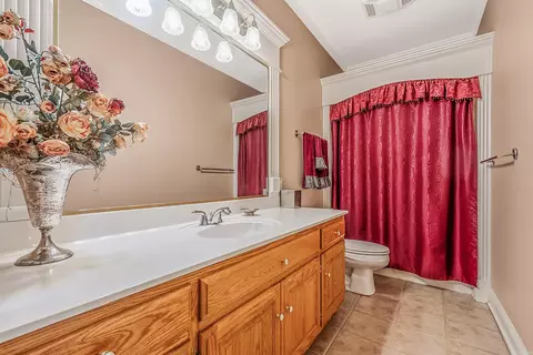 Bath - 1425 River Pointe Ct, Benton, AR 72015 photo 4 of 5