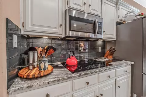Kitchen - 1425 River Pointe Ct, Benton, AR 72015 photo 2 of 4