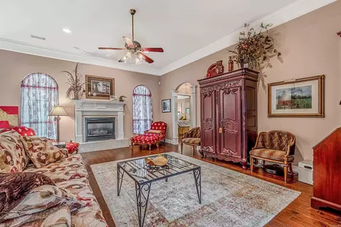 Living - 1425 River Pointe Ct, Benton, AR 72015 photo 1 of 5