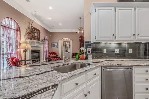 Kitchen - 1425 River Pointe Ct, Benton, AR 72015 photo 3 of 4