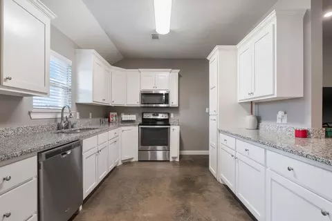 Kitchen - 9 Turquoise Cv, Greenbrier, AR 72058 photo 2 of 9