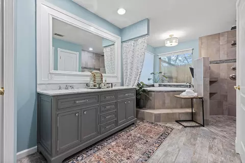 Bath - 214 Berwick Rd, Benton, AR 72019 photo 1 of 3