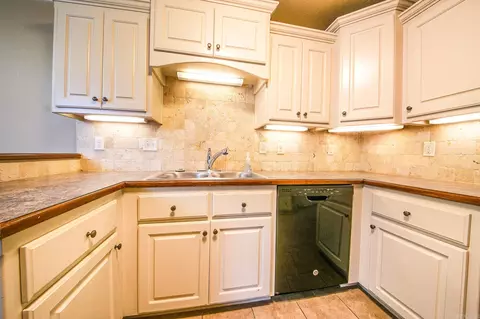 Kitchen - 33 Mill Creek Dr, Ward, AR 72176 photo 5 of 9