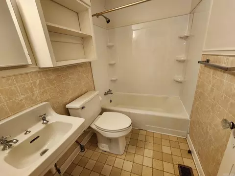 Bath - 1205 E Riv, Searcy, AR 72143 photo 2 of 4