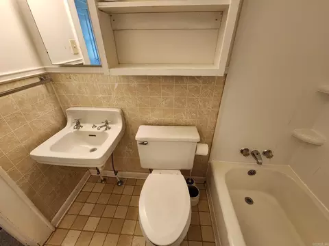 Bath - 1205 E Riv, Searcy, AR 72143 photo 3 of 4