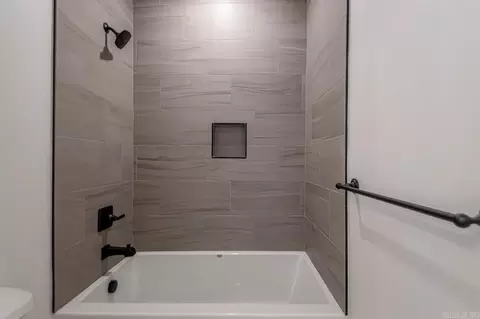 Bath - 5006 Springwood Cir, Bryant, AR 72022 photo 3 of 12