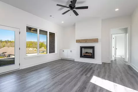 Living - 5006 Springwood Cir, Bryant, AR 72022 photo 3 of 4