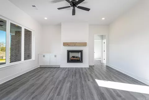 Living - 5006 Springwood Cir, Bryant, AR 72022 photo 2 of 4