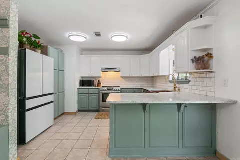 Kitchen - 2 Caddo Dr, Conway, AR 72032 photo 4 of 5