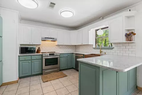 Kitchen - 2 Caddo Dr, Conway, AR 72032 photo 2 of 5