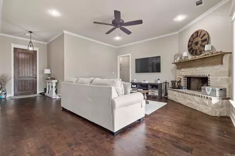 Living - 500 Creekside Cv, Bryant, AR 72022 photo 3 of 5